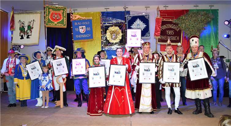 Alle Tollitäten und Vereine erhalten die Kapitulationsurkunde.