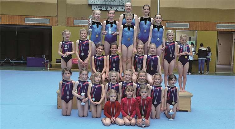 Alle Turnerinnen erhielten eine Medaille. Die Siegerinnen erhielten zusätzlich einen Pokal. privat
