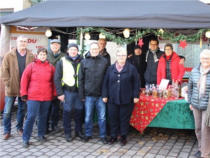 Alle Verbände (Frauen Union, Senioren Union, Junge Union und CDU´ler) waren am Stand vertreten. Foto: privat