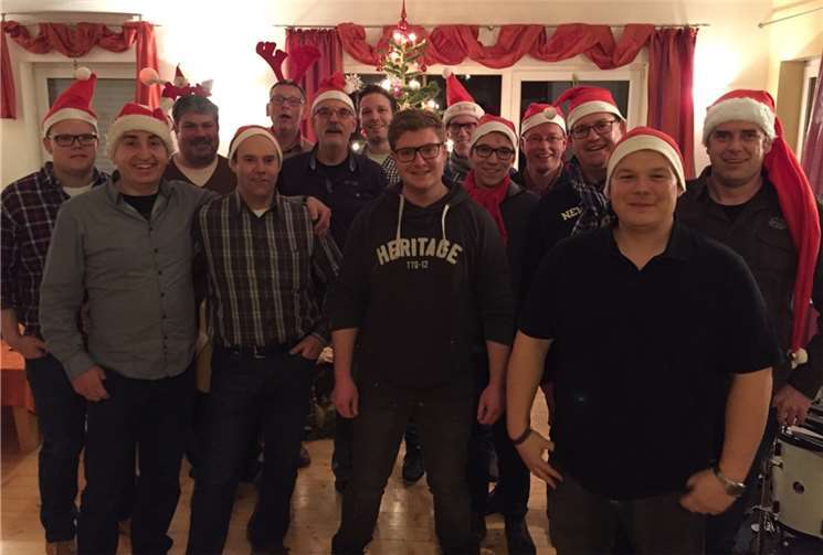 Alle Weihnachtsbäume der Prinzengardisten und Senatoren wurden von den Gardisten inspiziert. Privat