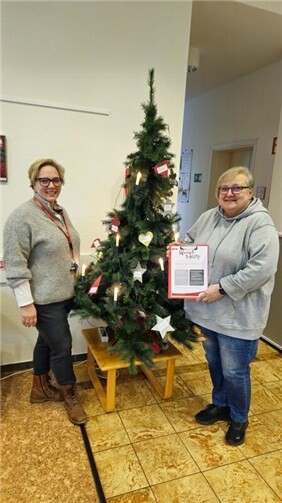 Alle Wünsche an den Wunschbäumen im Raum Ahrweiler und dem Online-Wunschbaum konnten erfüllt werden. Nadine Titze-Waltersdorf (l.) und Viktoria Hoffmann (r.) sagen im Namen des Caritasverbandes und der Beschenkten: Danke.  Foto: Lena Schmickler