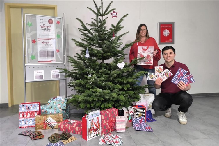 Alle Wünsche an den Wunschbäumen im Raum Mayen und dem Online-Wunschbaum konnten erfüllt werden. Susanne Breitbach und Simon Schmitten sagen im Namen des Caritasverbandes und der Beschenkten: DANKE!Foto: Christina Schoch