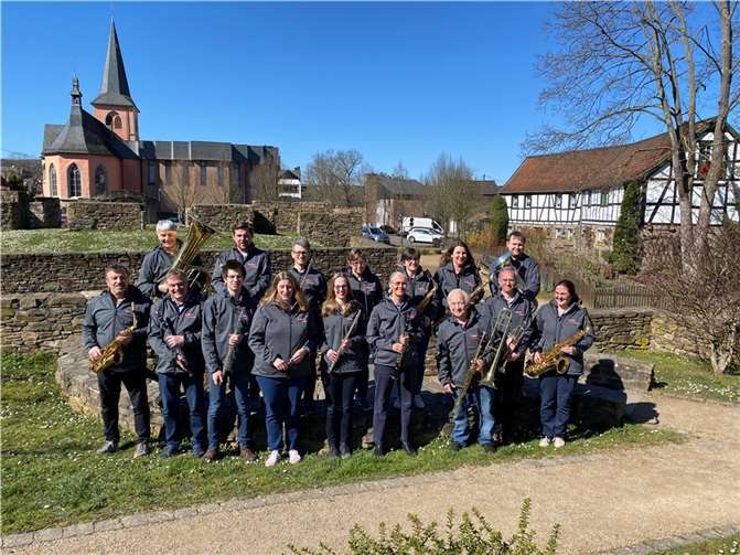 Alle aktiven Musiker wurden mit neuen Softshelljacken ausgestattet, welche mit dem Logo des Vereins bestickt sind. Foto: privat