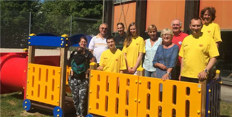 Alle an Bord: Das Team vom Schwimmbadfest mit der stellvertretenden Bürgermeisterin Heidi Wiens (4. v. r.).