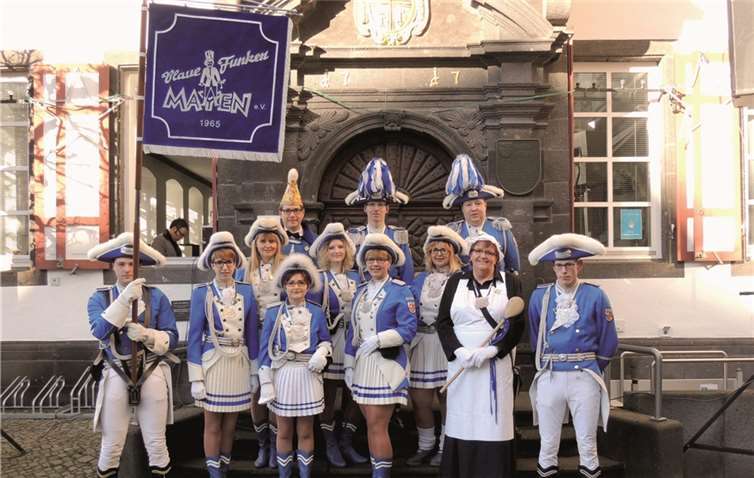 Alle anwesenden „Blauen Funken 1965“ stellten sich zum Erinnerungsfoto auf.B.Bartz