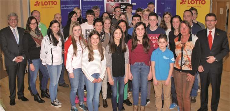 Alle anwesenden Sportler der Meisterehrung 2015 des Turnverbandes Mittelrhein mit bester Laune. US