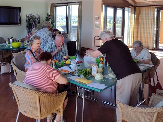 Alle anwesenden älteren Personen hatten beim Veranstaltungsformat „Genießen unter Nachbarn“ eine vergnügliche Zeit.  Foto: Jan Buchheim