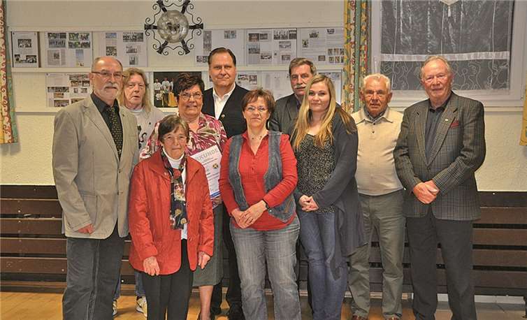 Alle auf einen Blick, Erhard und Werner Behrendt wurden von Günter Chatenay für 40jährige Treue ausgezeichnet. -AB-