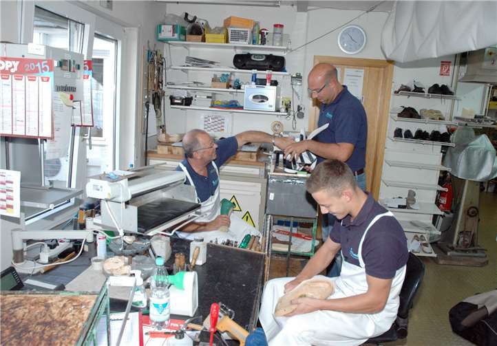 Alle, die heute im Betrieb arbeiten, haben das Handwerk von der Pike auf bei Orthopädie-Schuhtechnik Schneider erlernt. UM