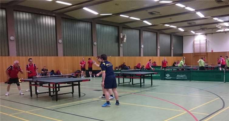 Alle drei Teams der TTSG an der Platte mit Felix Bell und Mario Ewen im Doppel (vorne):  privat