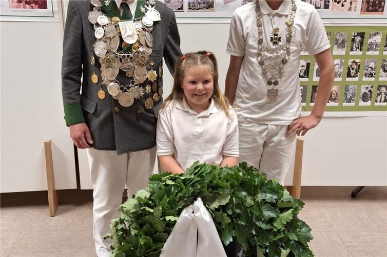 Alle drei neuen Majestäten der Brohler Matthias-Schützengesellschaft 2026; von links nach rechts: Schützenkönig Karl-Peter „Schliffi“ Lerchl, Bambiniprinzessin Melina Schrade,  Jungschützenprinz Ben Schmitz