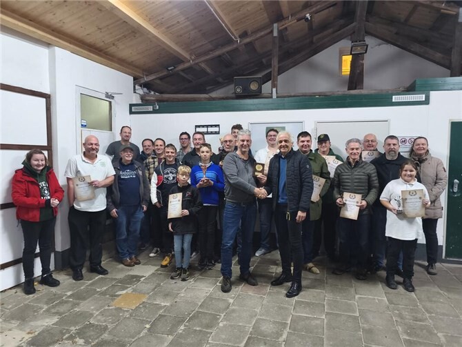 Stadtmeisterschaft und Stadtpokalschießen  Alle erfolgreichen Schützen nahmen erfreut die Trophäen aus den Händen vom 1. Beigeordneter Hans-Werner Adams in Empfang.  Foto: Marcus Beyer
