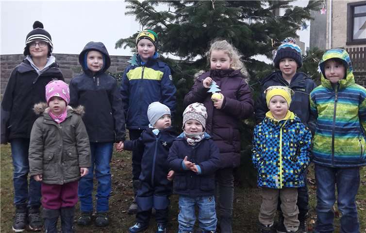 Alle erfreuen sich an dem hübsch geschmückten Weihnachtsbäumen.Nicole Klein