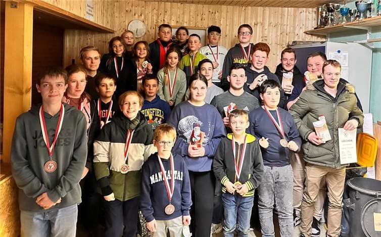 Alle erhielten am Ende eine Erinnerungsmedaille an das Saisonfinale in Gold, Silber oder Bronze und eine Weihnachtstüte.  Foto: privat