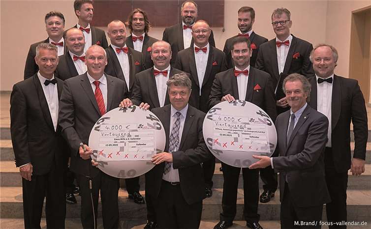 Alle freuten sich gemeinsam mit den Mainzer Hofsängern bei der Spendenübergabe.Vorne rechts: Lions Clubpräsident Hans Nink. Mitte: Prof. Dr. Dr. Richard Werkmeister, Vorsitzender der Krebsgesellschaft Rheinland-Pfalz. 2. von rechts: Fred Pretz, Bürgermeister der VG Vallendar.  M.Brand/focus-vallendar.de