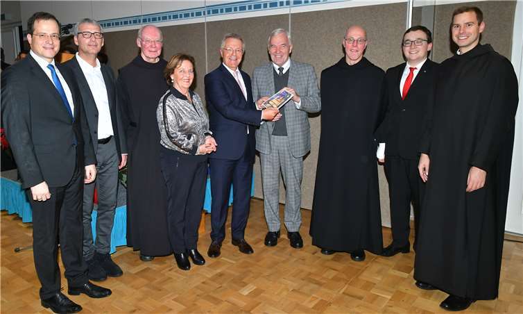 Alle freuten sich über das 15. Advents-Benefiz-Konzert in der Abtei Maria Laach (von links): Markus Müller und Sascha Monschauer, beide im Vorstand der Bürgerstiftung, Prior-Administrator Andreas Werner OSB, Trudel Krupp, Elmar Schmitz, Vorsitzender des Vorstandes der Bürgerstiftung, Dr. Ottmar Martini, stellvertretender Vorsitzender des Vereins Freunde der Benediktinerabtei Maria Laach, Abt em. Benedikt Müntnich OSB, Dirigent Jonas Hilger sowie Chordirektor Pater Philipp Meyer OSB.