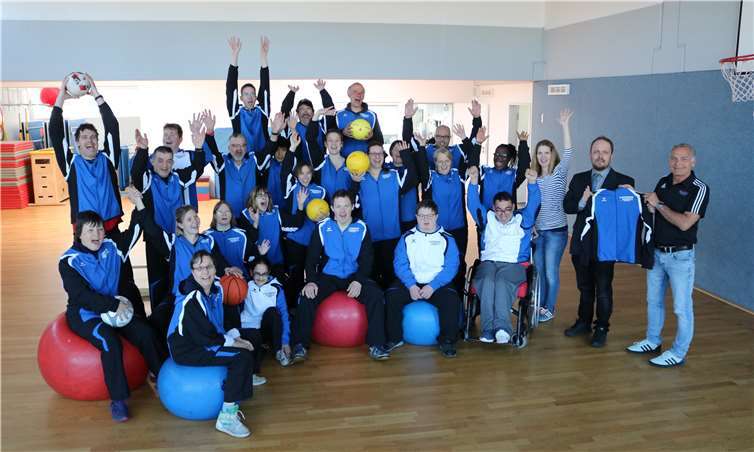 Alle freuten sich über ihre neuen Trainingsanzüge. Foto: privat