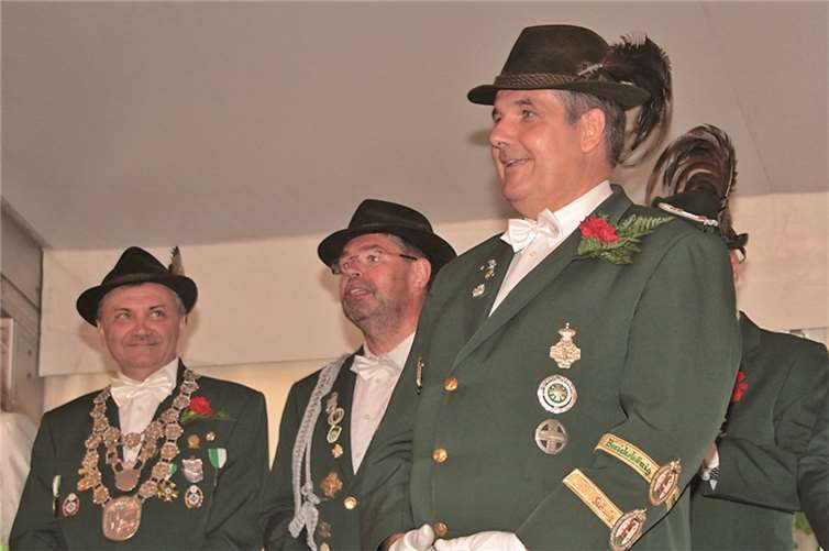 Alle fünf Jahre ermitteln alle Vallendarer Schützenkönige ihren Kaiser – dieses Jahr ist es Bernd Opitz (re.)