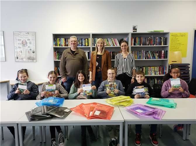 Alle fünften und sechsten Klassen der Orientierungsstufe erhielten eigene Klassenbibliotheken mit jeweils 10 bis 11 Lektüren, die durch klasseninterne Bibliothekare betreut werden.  Quelle: Erich-Klausener-Gymnasium