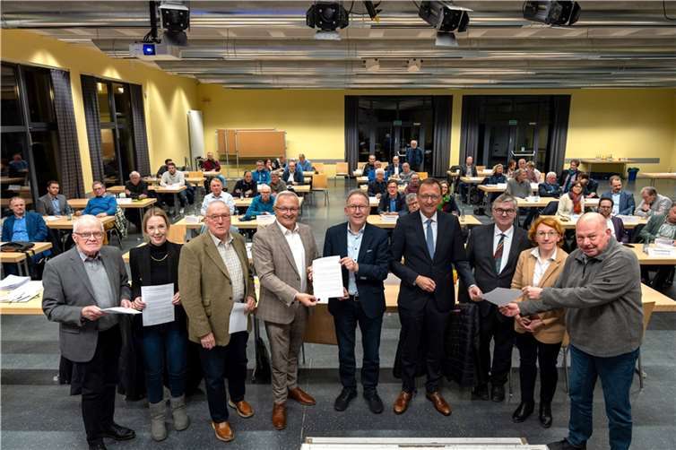 Alle für einen (Forderungskatalog) und mit Landrat Achim Hallerbach einer, der die Zusammenstellung für alle Teilnehmerinnen und Teilnehmer des Gipfeltreffens an die beiden Bundestagsabgeordneten Erwin Rüddel und Josef Oster überreichte.  Foto: Martin Boden/Kreisverwaltung Neuwied.