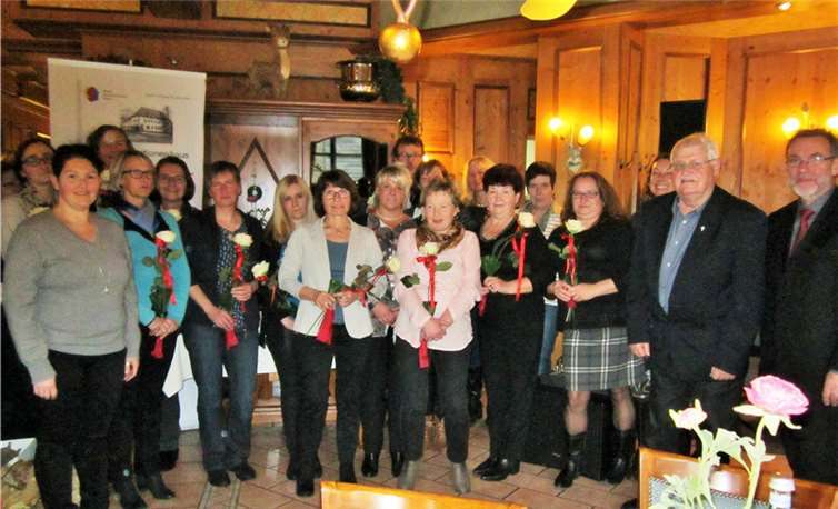 Alle geehrten Mitarbeiter bekamen eine Rose als Sinnbild für die Heilige Elisabeth. privat