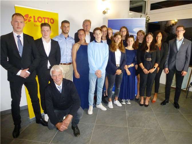 Alle geehrten Sportlerinnen und Sportler.Quelle: Ruderclub Rhenania