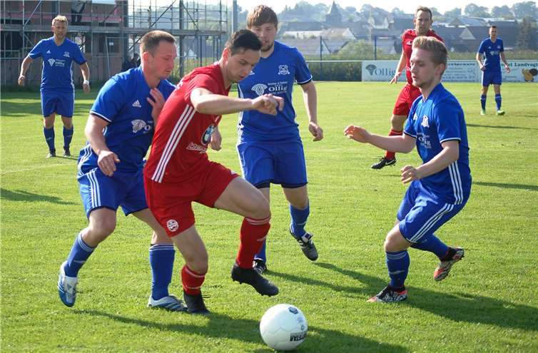 Alle gegen einen: Ludwig Amling, Daniel Fischer und Martin Eberz (v.li.) umzingeln ABC-Torjäger Almir Porca (rotes Trikot).SK