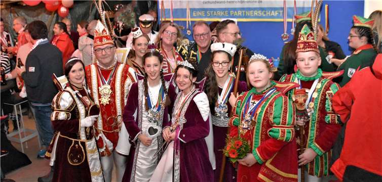 Alle geladenen Tollitäten waren in die „Karnevals-Lagerhalle“ im Rheinbacher Industriegebiet gekommen.Foto: EICH