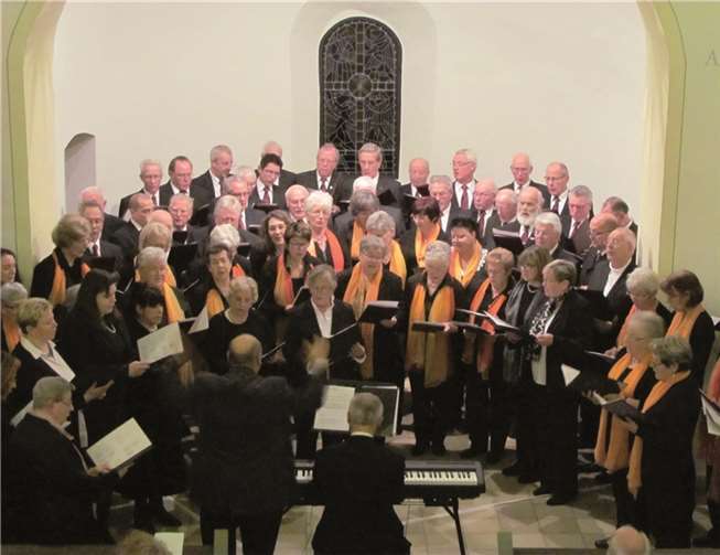 Alle gesanglich aktiven Oberbieberer vereinten sich zugunsten eines Konzerts des Kirchbauvereins in der Apsis der evangelischen Kirche, damit ebendiese weiterhin erhalten bleibt.Hans Hartenfels