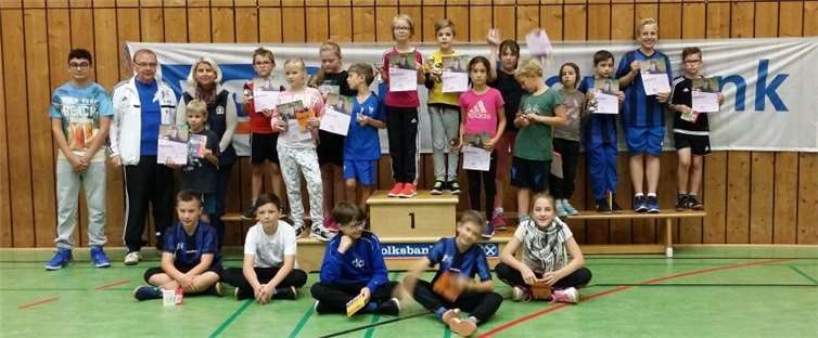 Spannende Minimeisterschaften 2017 Alle glücklichen Teilnehmer der Veranstaltung bei der Siegerehrung. privat