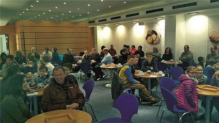 Alle haben ihr Plätzchen gefunden: Die Informationsveranstaltung von Griesson-de Beukelaer wurde von den Mitgliedern des Partnervereins SG/JSG Maifeld als sehr positiv bewertet.privat