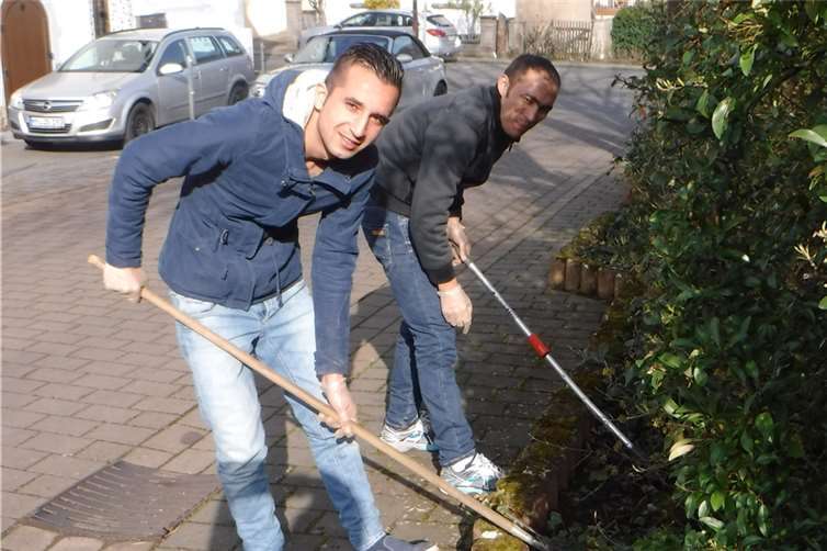 Alle halfen mit beim Saubermachen.Privat