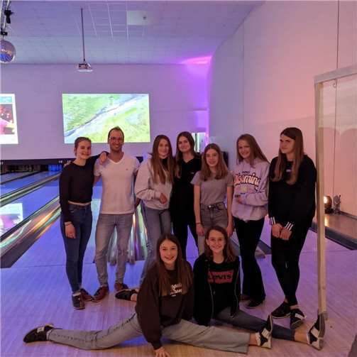 Alle hatten Spaß bei Neonlicht und Partymusik die Pins mit der Kugel umzuhauen. Foto: privat