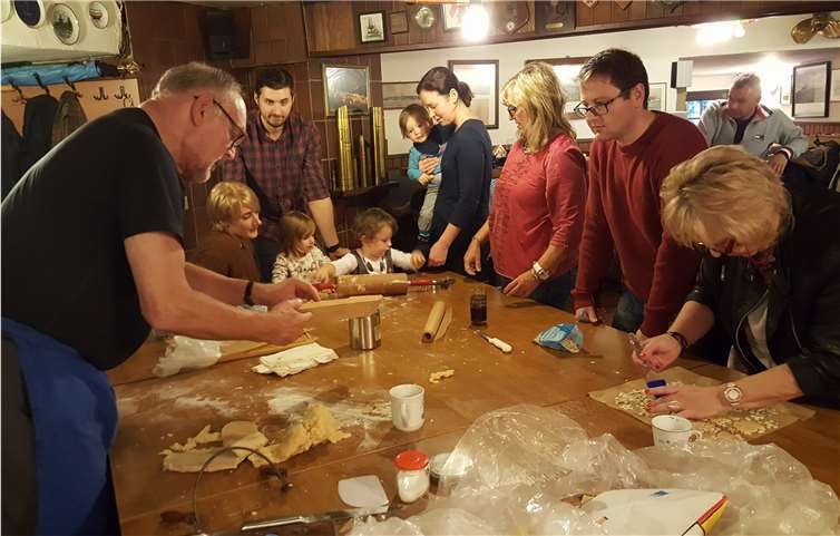 Alle hatten Spaß beim Weihnachtsbacken im Runden Turm.privat