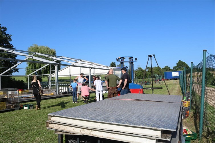 Alle helfen mit beim Aufbau des Festzeltes