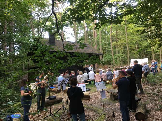 Alle lauschen gespannt der Andacht. Foto: Landesforsten RLP/Carsten Frenzel