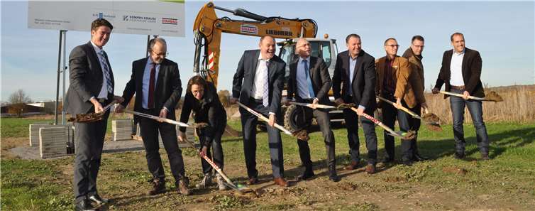 Alle legten beim Spatenstich im Unternehmerpark Kottenforst Hand an, von links: René Düppen, Abteilungsleiter Planen und Bauen des Erftverbandes, Heinz-Peter Witt, Technischer Beigeordneter der Stadt Meckenheim, Waltraud Leersch, Leiterin des städtischen Fachbereichs Stadtplanung, Liegenschaften, Dr. Bernd Bucher, Vorstand des Erftverbandes, Bürgermeister Bert Spilles, Holger Weber, Technischer Bereichsleiter der Strabag-Niederlassung Bonn, Dirk Schwindenhammer, Wirtschaftsförderer der Stadt Meckenheim, Marcus Witsch, Leiter des städtischen Fachbereichs Verkehr und Grünflächen, sowie Tobias Freitag, Fachbereichsleiter Tiefbau bei Kempen Krause Ingenieure Aachen. Stadt Meckenheim