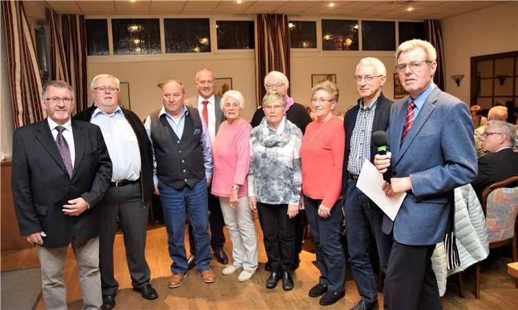 Alle mit einen runden Geburtstag erhielten vom Vorstand eine Eintrittskarte für das „Hänneschen Theater“ in Köln.