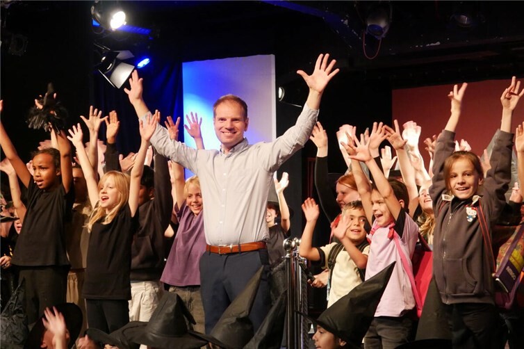 Alle mitwirkenden Kinder beim großen Schlussapplaus mit Komponist Michael Brill auf der Bühne.
