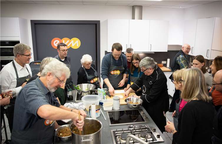 Alle packen mit an, damit die leckeren Empanadas am Ende auch allen schmecken. Fotos: evm/Hilger