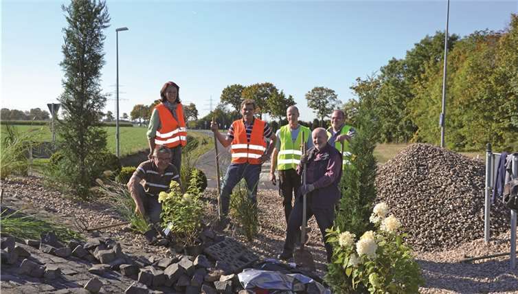 Alle packen mit an, und bald ist der Römerhügel fertig.-RFW-