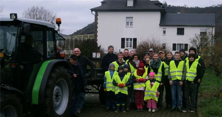 Alle packten kräftig mit an, um die Weihnachtsbaumaktion wieder erfolgreich durchzuführen. privat