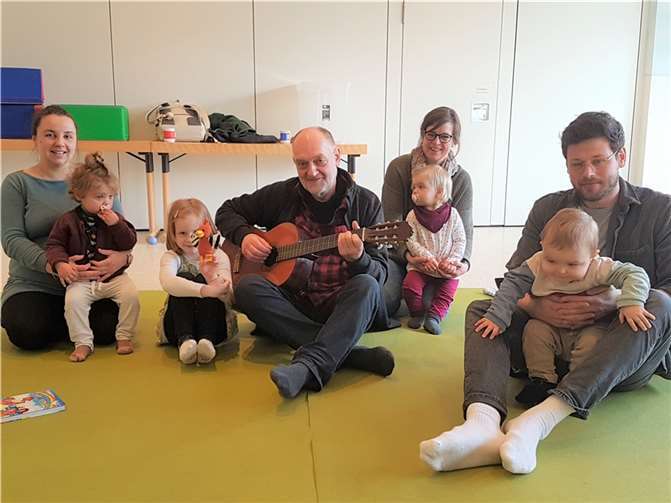 Alle sangen kräftig mit Pfarrer Ingo Schrooten (Bildmitte), aber nicht alle wollten aufs Foto. Jeden Donnerstag treffen sich viele Eltern und ihre Kinder im Babytreff von Polch. Foto: Isabel Schönig