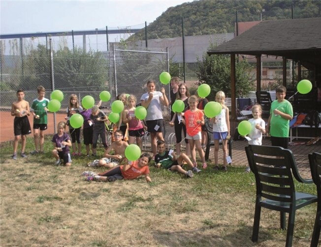 Alle sind gespannt, wie viele Luftballons und wo noch welche gefunden werden.privat