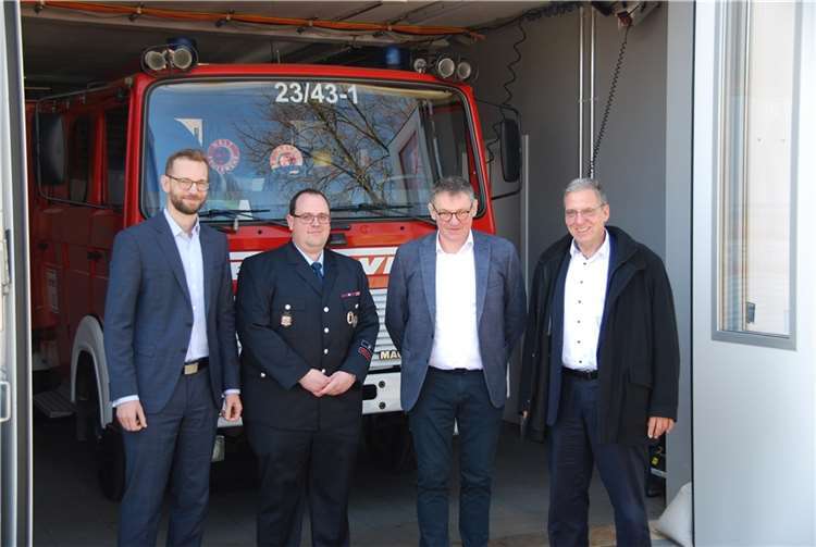Alle sind stolz auf das neue alte Feuerwehrgerätehaus: v.li. VG-Bürgermeister Ulrich Richter, Wehrführer Daniel Herborn, Ortsbürgermeister Martin Bendel und der Andree Stein, der Erste Beigeordnete der VG.  Foto: Freiwillige Feuerwehr Görgeshausen