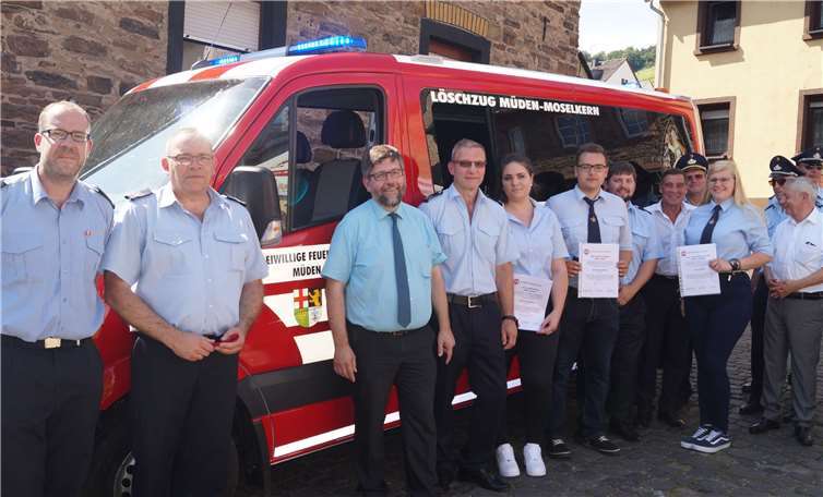 Alle sind stolz auf den neuen MTF, den der Löschzug Müden-Moselkern künftig nutzen kann. Wehrführer Walter Lorang (2.v. links) stellte das 17.000 Euro teure Gefährt in Dienst.