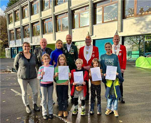 Alle strahlten bei der Übergabe um die Wette.  Foto: privat