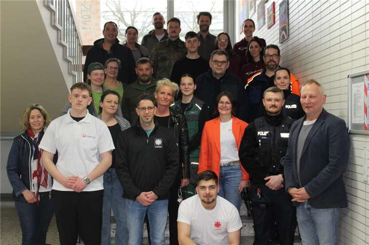 Alle teilnehmenden Betriebe und Berufe versammeln sich mit dem Berufsorientierungsteam zum Gruppenfoto auf der Schultreppe. Vorne rechts Schulleiter Bodo Dobbertin. Foto: Anja Ely