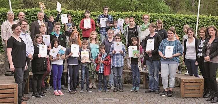 Alle teilnehmenden Kinder und Jugendlichen erhielten eine Teilnahmeurkunde und ein Buchgeschenk. Die Sieger der jeweiligen Klassenstufen erhielten zudem eine Siegeruhrkunde.privat