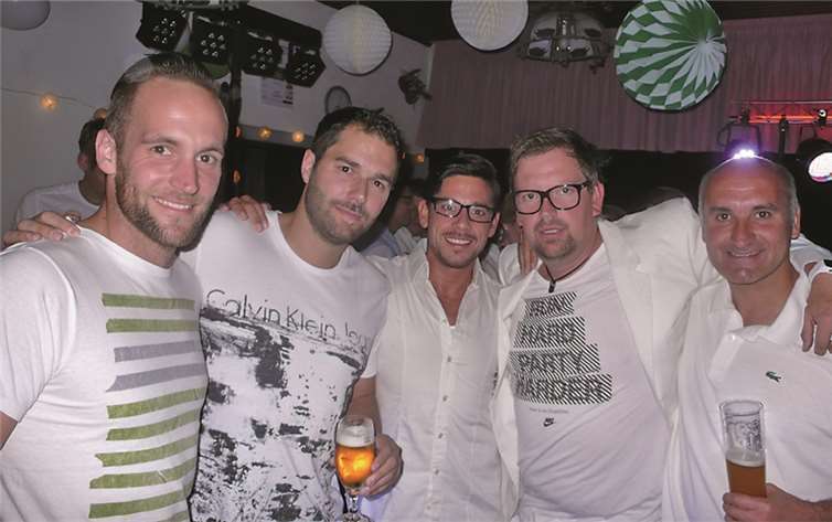 Alle trafen sich zu einer „Party in white“ im Clubhaus, bei der etwa 130 Gäste auf ihre Kosten kamen.